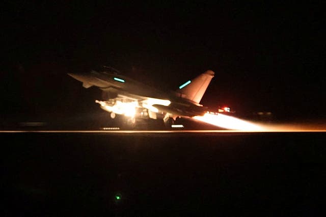<p>Samolot RAF Typhoon startuje, aby dołączyć do koalicji pod wodzą USA z RAF Akrotiri w celu przeprowadzenia nalotów na cele wojskowe w Jemenie, wymierzonych we wspieraną przez Iran milicję Huti, która atakuje międzynarodową żeglugę na Morzu Czerwonym na Cyprze, na tym zdjęciu opublikowanym 12 stycznia 2024 r</s>